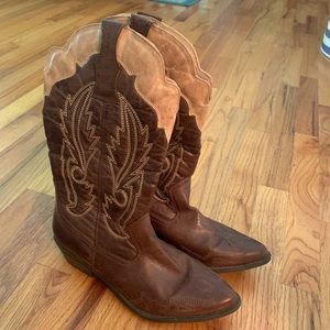 Western Cowboy Boots in Brown in good condition.